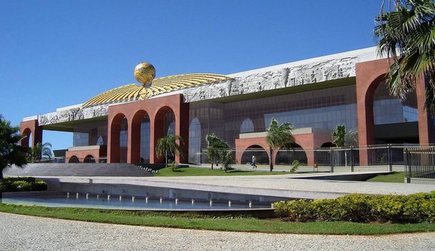Sindicatos de diversas categorias dos servidores do Executivo do Tocantins protocolaram ofício na Secretaria Estadual de Administração no qual cobram à implementação integral e imediata do índice de 3,9% da data-base 2017; eles também exigem os passivos gerados pelo atraso no pagamento das datas-bases dos anos de 2015, 2016 e 2017; sindicatos reivindicam, ainda, progressões funcionais; antes, através da Administração, o governo havia alegado não ter como pagar a data-base este ano e que estaria estudando o implemento integral da revisão para janeiro de 2018