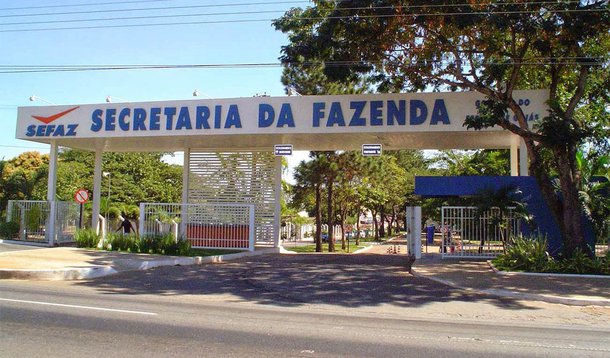 O governador Marconi Perillo assinou o primeiro dos três aditivos que permite ao estado repactuar dívidas com a União, BNDES e Caixa Econômica Federal; segundo informações divulgadas pela assessoria de imprensa do governo, o superintendente-executivo da Sefaz, Silvio Vieira da Luz, entregou à Secretaria do Tesouro Nacional (STN), em Brasília, o aditivo ao contrato com a União; estima-se economia de R$ 35 milhões mensais no desembolso de pagamento da dívida a partir deste mês