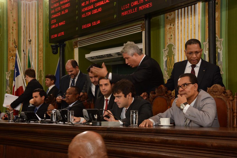 Com muito protesto da bancada de oposição, a Câmara Municipal de Salvador aprovou há pouco o projeto de lei apresentado pela prefeitura para desafetar 33 terrenos na capital baiana; o placar foi de 31 votos a favor e 11 contra no primeiro turno da votação e de 30 a 11 no segundo; a sessão durou mais de seis horas; o presidente da Câmara, vereador Leo Prates (DEM), ressaltou o "amplo processo de discussão do projeto", em contraponto à oposição, que entrou com pedido liminar no Tribunal de Justiça da Bahia pedindo suspensão da votação; o pedido foi negado na manhã desta quarta-feira