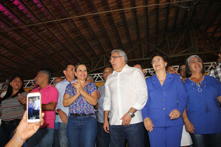 Aliados, a deputada federal Josi Nunes (PMDB-TO) e o prefeito de Gurupi, Laurez Moreira, foram protagonistas de um de uma forte discussão; motivo, segundo testemunhas, é o suposto descumprimento de acordos por parte do prefeito e uma aproximação com a senadora Kátia Abreu (PMDB-TO); nas redes sociais, Josi disse que "infelizmente tem políticos que só buscam se aproximar de você quando precisam”