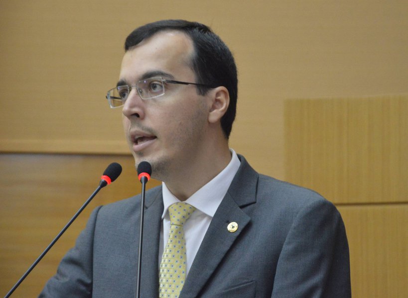 Deputado estadual e líder da oposição, Georgeo Passos (PTC) ocupou a tribuna nesta quarta-feira 31 para registrar que mais uma vez o Governo de Sergipe está com as despesas acima do limite prudencial da Lei de Responsabilidade Fiscal (LRF); atualmente, o Estado está com 47,08% quando o limite determina que 46,55%; "Mesmo que as receitas tenham aumentado consideravelmente, o Governo continua acima do limite prudencial, impedindo, por exemplo, que se concedam os reajustes salariais para os servidores das várias categorias, recompondo pelo menos a inflação dos últimos anos", pontuou
