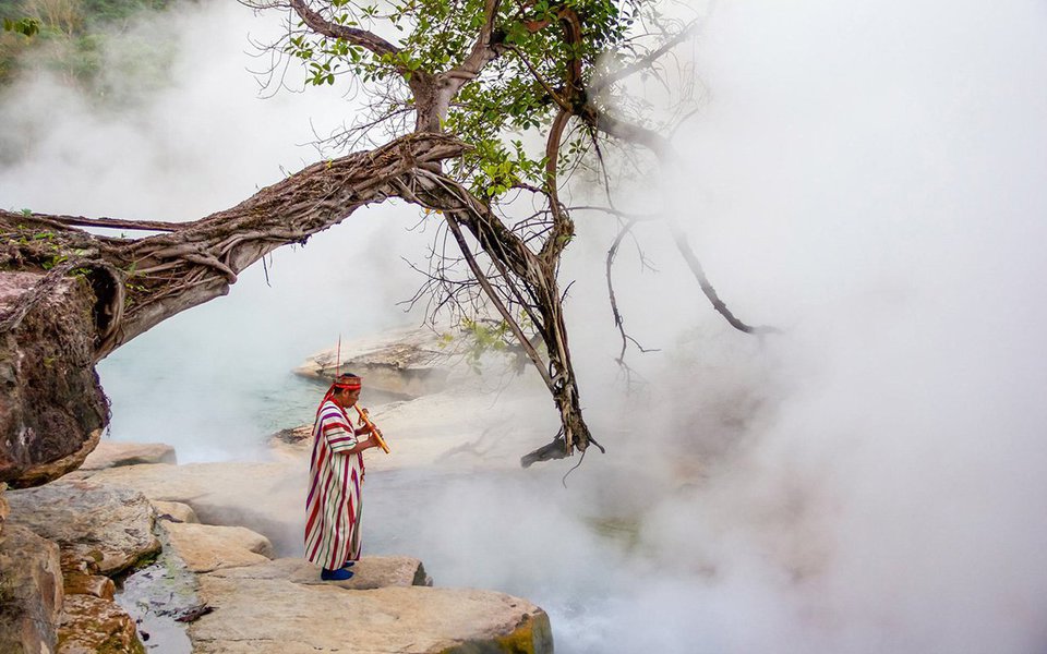 O geocientista Andrés Ruzo investiga o calor produzido por nosso planeta e o mistério de um rio fervente que existe na Amazônia peruana. Na foto de abertura, Mestre Juan, um curandeiro de Asháninka, é há muito tempo considerado o protetor do rio. Ele usa plantas medicinais da região, e também as águas termais do rio, que os curandeiros consideram sagrado.
