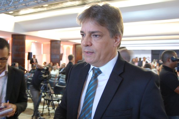 Licenciado da Câmara para assumir a Secretaria Municipal de Infraestrutura, Carlos Ib Falcão Brêda deixou o primeiro escalão do prefeito de Maceió, Rui Palmeira (PSDB); ele retorna ao Legislativo para poder participar da eleição antecipada que vai definir a nova Mesa Diretora da Casa, para o período 2019-2021; no entanto, a disputa está suspensa por decisão da Justiça, após um grupo de seis vereadores ingressar com um mandado de segurança 