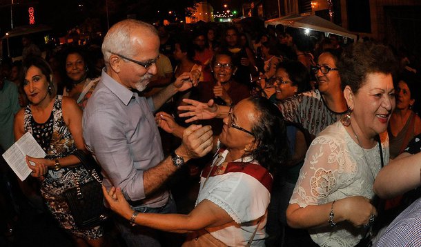 O prefeito Edvaldo Nogueira participou, como faz há mais de 20 anos, da missa e da procissão pelas ruas do bairro de Aracaju que leva o nome de Santo Antônio, junto com milhares de fiéis; “Nunca faltei. seja quando estou com mandato ou quando estou sem exercer cargo público. Faço isso, porque Santo Antônio é um santo muito importante. Ao lado de São Pedro e São João, ele representa a fartura. São os santos da colheita, da ideia de que plantamos e colhemos”, disse Edvaldo