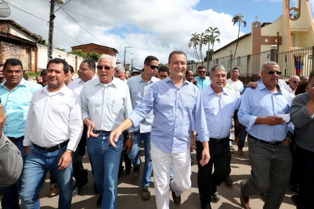 Na próxima segunda-feira (17), o governador Rui Costa fará a visita de número 300 ao interior do Estado, com uma viagem ao município de Santaluz, onde assinará ordem de serviço para pavimentação de um trecho da BA-120; ele também fará ações na área do desenvolvimento rural; na cerimônia de assinatura de convênios do Programa Bahia Produtiva, nesta quinta, em Santa Luzia, Rui destacou a marca; "É um momento de maior satisfação pessoal, porque a gente caminha, se emociona e isso tudo dá vontade de trabalhar mais e se dedicar mais. Vale a pena todo esforço físico e mental que a gente está fazendo. É o número 300 de viagens e a correria não para"