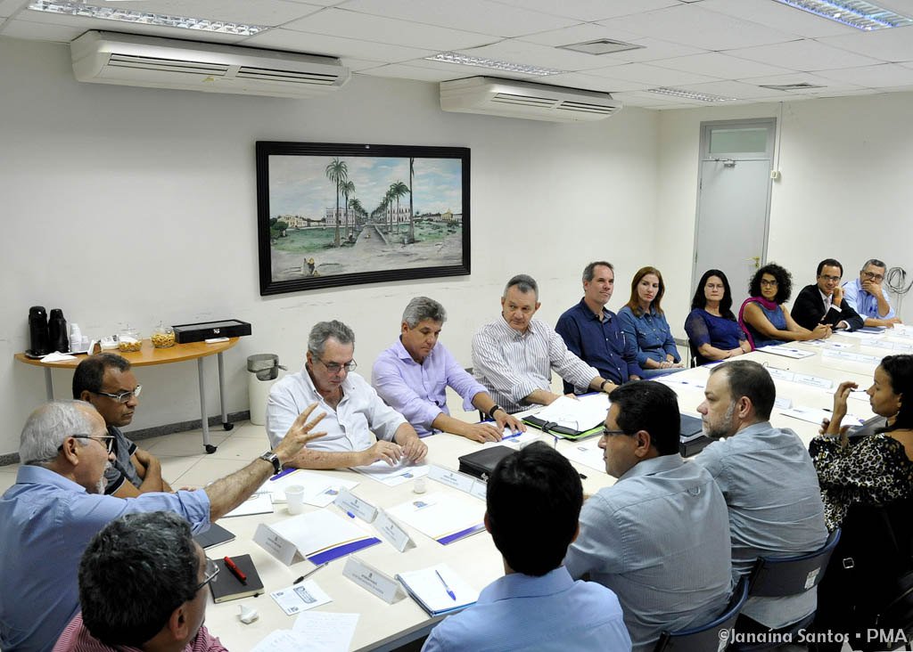 O prefeito Edvaldo Nogueira (PCdoB-SE) se reuniu, nesta quinta-feira (20), com professores da Universidade Federal de Sergipe (UFS), responsáveis pela elaboração do Plano Integrado de Saneamento de Aracaju; o encontro serviu para que os secretários municipais e outros membros da gestão pudessem conhecer melhor o projeto, além de propor alterações