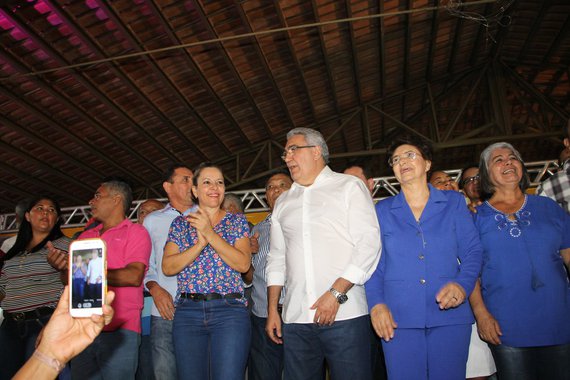 Aliados, a deputada federal Josi Nunes (PMDB-TO) e o prefeito de Gurupi, Laurez Moreira, foram protagonistas de um de uma forte discussão; motivo, segundo testemunhas, é o suposto descumprimento de acordos por parte do prefeito e uma aproximação com a senadora Kátia Abreu (PMDB-TO); nas redes sociais, Josi disse que "infelizmente tem políticos que só buscam se aproximar de você quando precisam”