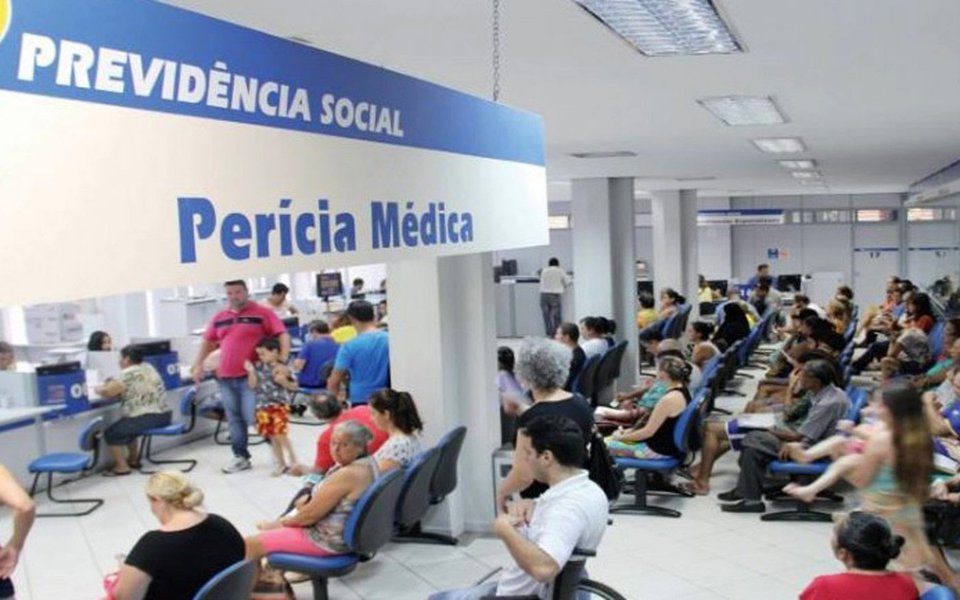 Após reduzir investimentos e suprimir direitos trabalhistas, além de registar o maior déficit das contas públicas da história, o governo Michel Temer anunciou que espera economizar R$ 2,6 bilhões por ano apenas com os cancelamentos de 159.981 mil benefícios, como os de auxílio-doença; expectativa do Ministério do Desenvolvimento Social é de que 530.191 benefícios de auxílio-doença sejam revisados, resultando em economia de R$ 2,6 bilhões