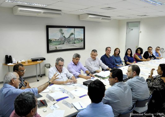O prefeito Edvaldo Nogueira (PCdoB-SE) se reuniu, nesta quinta-feira (20), com professores da Universidade Federal de Sergipe (UFS), responsáveis pela elaboração do Plano Integrado de Saneamento de Aracaju; o encontro serviu para que os secretários municipais e outros membros da gestão pudessem conhecer melhor o projeto, além de propor alterações