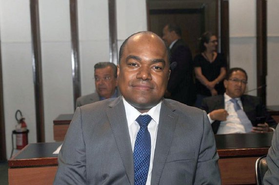Tramita na Assembleia Legislativa da Bahia um projeto de lei de autoria do deputado Samuel Jr. (PSC) para que pessoas condenadas por crime de abuso sexual contra crianças poderão tenham seus nomes divulgados num cadastro público contra pedofilia; "O projeto tem como objetivo precaver a sociedade sobre possíveis recaídas dos condenados, já que estudos científicos afirmam que a prática trata-se de uma patologia que pode ser controlada através de atividades terapêuticas, entretanto, não tem cura", argumenta o deputado