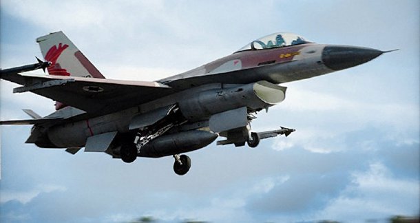 A Força Aérea de Israel atacou dois tanques das forças governamentais sírias como resposta a uma dezena de projéteis perdidos que anteriormente explodiram no território das Colinas de Golã, segundo comunicado do serviço de imprensa do exército israelense. Do lado israelense não houve vítimas. Já militares da Síria informaram neste sábado que os ataques aéreos lançados por Israel contra o país, a princípio contra instalações militares sírias após granadas terem atingido as Colinas de Golan, também mataram vários civis

 
