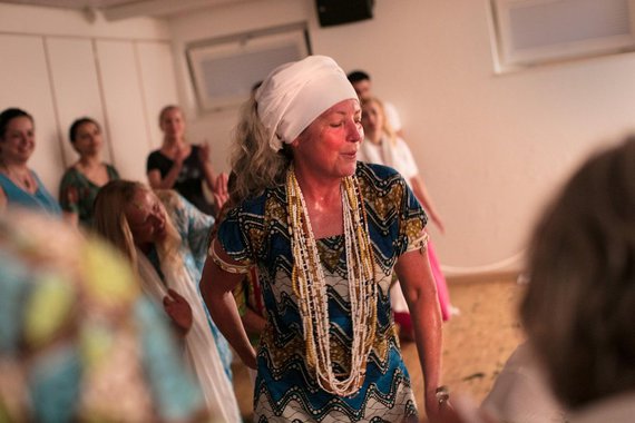 Austríaca Astrid Habiba Kreszmeier, conhecida como Iya Habiba, é mãe de santo na Suíça desde 2006; ela é pioneira e se destaca na religião de raízes africanas por ser branca, europeia e por difundir na Europa de língua alemã uma prática levada para o Brasil pelos escravos; 