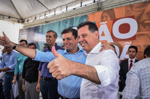 Prefeitos do interior do Estado reconhecem o caráter republicano e municipalista do governador, incluindo os de partidos de oposição que, assim como os demais, estão recebendo recursos do Goiás na Frente; "Eu não tenho palavras para agradecer ao senhor 'Marconi Perillo'. Eu estou junto com o senhor para o que der e vier, pois sei que outras parcerias serão firmadas com a nossa administração", comemorou a prefeita de Santo Antônio da Barra, Sirleide Ramos (PMDB)