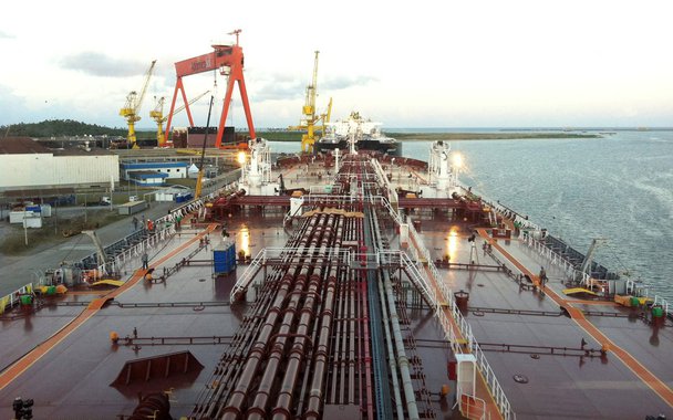 Crise nos estaleiros brasileiros decorrente da Lava Jato ameaça fechar as duas unidades de construção naval que operam em Pernambuco. De acordo com presidente do Estaleiro Atlântico Sul, Harro Brurmann, a empresa corre o risco de paralisar as atividades em 2019 devido à falta de encomendas; EAS possui apenas cinco navios em produção; já o estaleiro Vard Promar trabalha na produção de quatro navios; caso não apareçam novas encomendas, a desmobilização de pessoal pode ser iniciada ainda este ano; "Seriam fechadas 26 mil vagas de trabalho (diretas e indiretas) no Estado, caso esses dois estaleiros fechem", diz o presidente do Sindicato dos Metalúrgicos de Pernambuco, Henrique Gomes; desde o inócio da crise no setor, a indústria naval já demitiu cerca de 40 mil trabalhadores em todo o Brasil