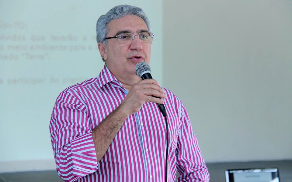 O prefeito de Gurupi, Laurez Moreira, comunicou a sua desfiliação do PSB ao presidente do partido no Tocantins e prefeito de Palmas, Carlos Amastha; Moreira disse que mais seis prefeitos devem deixar a legenda, que atualmente tem nove prefeitos no total, incluindo Amastha; “Quando entreguei a presidência para o Amastha eram 16 prefeitos, depois na eleição passada elegemos nove e agora sete estão saindo. Estamos tomando outro rumo”, disse Laurez 