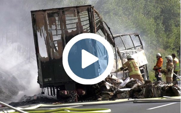 Ônibus de viagem com 48 pessoas a bordo se chocou contra um caminhão no sudeste da Alemanha, num acidente que, estima a polícia, pode ter deixado 18 mortos; colisão aconteceu num trecho em que o trânsito estava lento na autobahn (autoestrada) 9, perto da cidade de Münchberg, na Baviera; após bater contra a traseira do caminhão, o ônibus pegou fogo