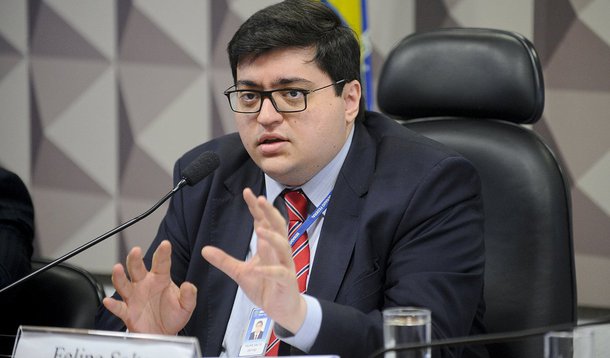 Déficit fiscal das contas públicas do governo Michel temer neste ano deverá ser o maior da história; de acordo com o diretor-executivo da Instituição Fiscal Independente (IFI), do Senado Federal, Felipe Salto, o rombo projetado para este ano é de R$ 166,2 bilhões, que além de ser o maior da história, também ficará acima da meta fiscal. "O quadro fiscal continua muito negativo e as receitas não dão sinais de recuperação, o que reflete na carga tributária, que caiu quando a economia está em recessão. Isso mostra que vai demorar para o governo ter resultados primários positivos", disse