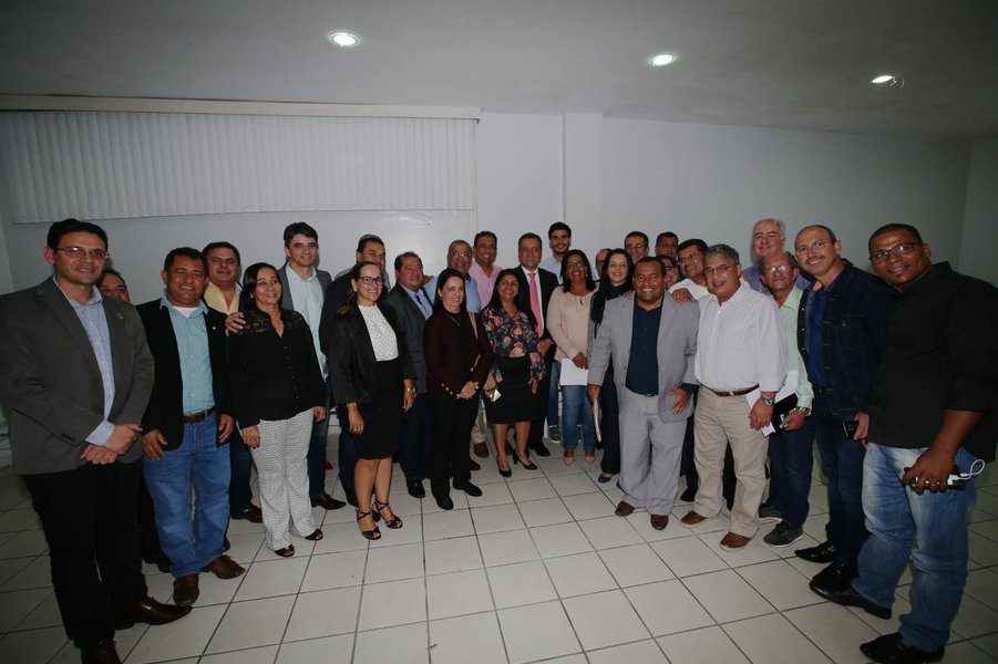 Reunidos com o governador Rui Costa nesta sexta-feira (28), em Itabuna, prefeitos de 22 municípios da região cacaueira concordaram com a necessidade de formação de consórcios de saúde e infraestrutura; Rui destacou que "houve um convencimento e uma aprovação unânime, de todos os prefeitos, da necessidade de formamos o consórcio de saúde, com a construção de uma policlínica regional. E também de agilizar o consórcio de infraestrutura, para que a gente comece a fazer a manutenção das estradas estaduais e a construção e a manutenção de estradas vicinais, além de obras na zona rural de infraestrutura hídrica ou de apoio à agricultura"