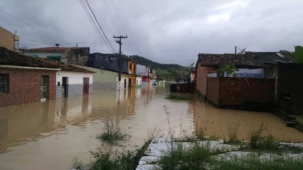 Apesar das divergências entre os dados divulgados pelos prefeitos e o número real de desabrigados em Alagoas, a Defesa Civil Estadual não vai suspender os decretos de emergência nos municípios atingidos pelas chuvas; justificativa é que o "desastre ainda está em evolução”; número de desabrigados caiu de 39 mil para 1.346, logo após o Ministério Público suspeitar que as prefeituras superfaturaram os dados de vítimas para que os recursos destinados fossem maiores