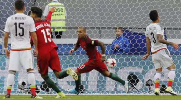 Em jogo movimentado, o México marcou no final e conseguiu empatar com Portugal em 2 a 2 na Arena Kazan, pela estreia das equipes na Copa das Confederações; os gols foram marcados por Quaresma, Cédric, Chicharito e Héctor Moreno; o craque Cristiano Ronaldo teve atuação discreta na estreia; a Rússia permanece na liderança do Grupo A da competição, com três pontos