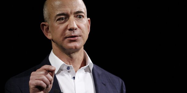 Jeff Bezos se tornou o homem mais rico, ao ultrapassar Bill Gates por conta da valorização das ações da Amazon; Bezos tem US$ 90,4 bilhões contra US$ 90 bilhões do ex-homem mais rico do mundo; a variação das ações da Amazon deve fazer com que a situação mude algumas vezes – Gates sofre menos com este efeito, porque vendeu a maior parte de suas ações da Microsoft nas últimas décadas; mas, de acordo com a mídia americana, o poder da Amazon pode ser quebrado pelo FTC (Federal Trade Comission) nos próximos anos, pois o presidente Donald Trump reclama contra o Washington Post, de propriedade de Jeff Bezos e ontrola os apontamentos para o FTC
 
 
 
 
 
 