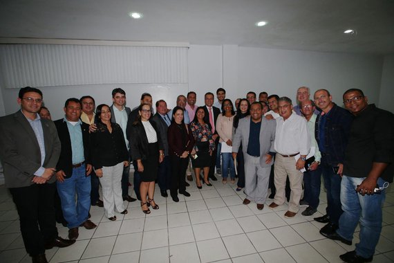 Reunidos com o governador Rui Costa nesta sexta-feira (28), em Itabuna, prefeitos de 22 municípios da região cacaueira concordaram com a necessidade de formação de consórcios de saúde e infraestrutura; Rui destacou que "houve um convencimento e uma aprovação unânime, de todos os prefeitos, da necessidade de formamos o consórcio de saúde, com a construção de uma policlínica regional. E também de agilizar o consórcio de infraestrutura, para que a gente comece a fazer a manutenção das estradas estaduais e a construção e a manutenção de estradas vicinais, além de obras na zona rural de infraestrutura hídrica ou de apoio à agricultura"