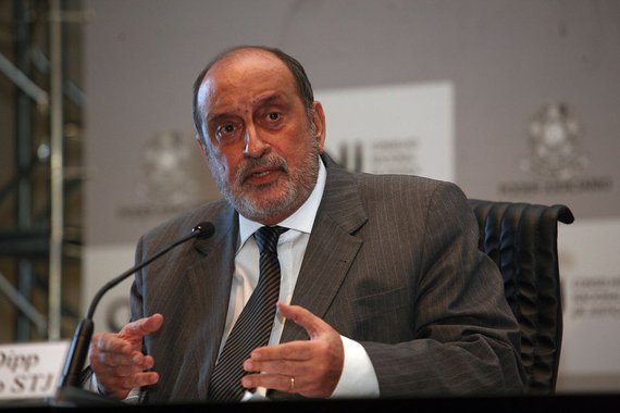 Quem avalia é o jurista Gilson Dipp, ex-ministro do STJ; segundo ele, os poderes Legislativo e Executivo estão enfraquecidos e sem legitimidade, enquanto o Judiciário adquire crescente protagonismo; a política de Estado hoje no país é a defesa pessoal criminal de Michel Temer e, até 2018, o governo será um morto-vivo tentando se defender, na avaliação do ex-ministro; "O que estamos vendo hoje é uma situação de extrema fragilidade institucional, como eu nunca havia visto. Não sou o primeiro a dizer isso. Institucionalmente, a situação hoje é mais grave do que a do período da ditadura militar. Estamos numa enrascada"