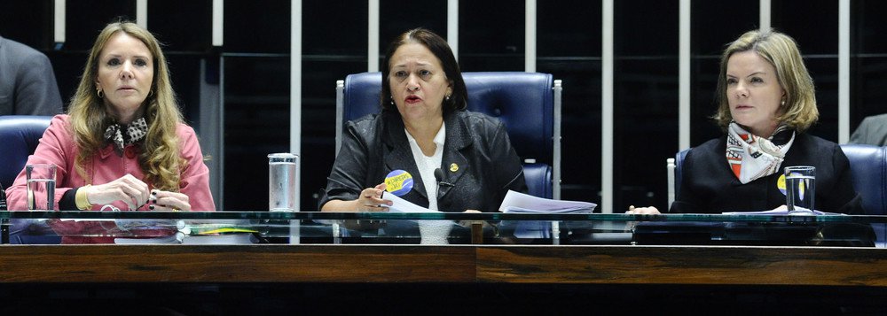 Internautas criaram uma hashtag de apoio às cinco senadoras que ocuparam ao longo de toda a tarde a mesa diretora do Senado para impedir a votação da reforma trabalhista; o assunto ficou entre os cinco mais comentados do Twitter no Brasil 