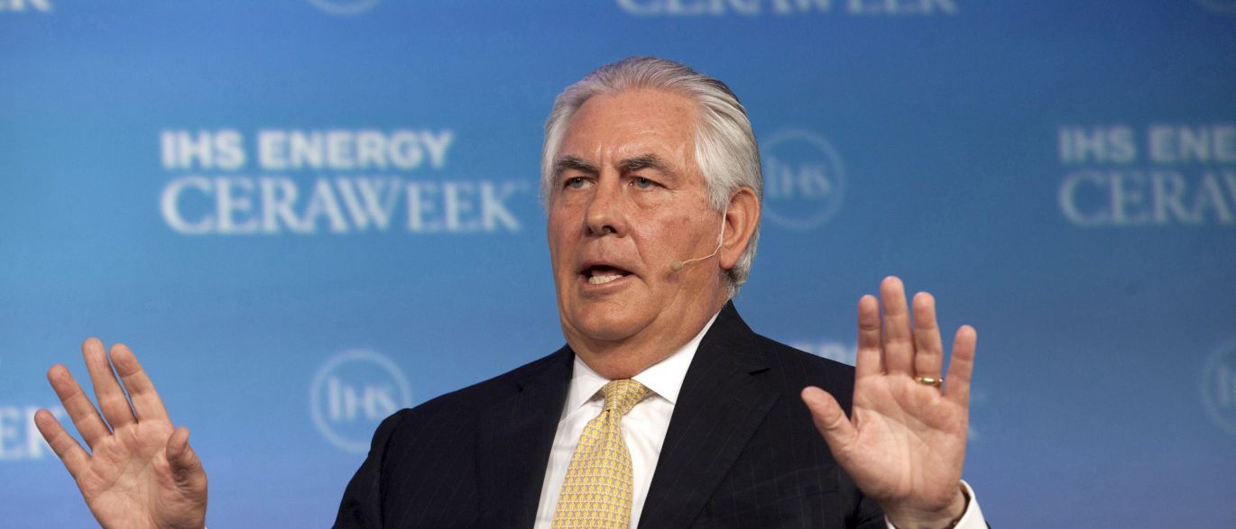 O secretário de Estado dos EUA, Rex Tillerson, afirmou que o governo de Donald Trump "está trabalhando com o Departamento do Tesouro para elaborar uma lista muito robusta de indivíduos" para aplicar sanções contra o país sul-americano; a Venezuela vive desde abril uma onda de protestos contra e a favor do governo; alguns deles terminaram em violência e foram reprimidos pelas autoridades, deixando até o momento 69 mortos e mais de 1 mil feridos, segundo o Ministério Público