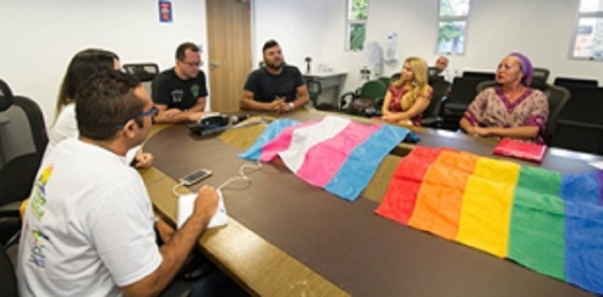 Está em vigor, desde ontem (28), Dia Mundial do Orgulho LGBT, a obrigatoriedade em todo o Ceará do registro do nome social nos boletins de ocorrência para a população LGBT. A medida foi oficializada em solenidade na sede da Secretaria da Segurança Pública e Defesa Social (SSPDS), a partir de uma parceria da pasta com a Coordenadoria Especial de Politicas Públicas para LGBT