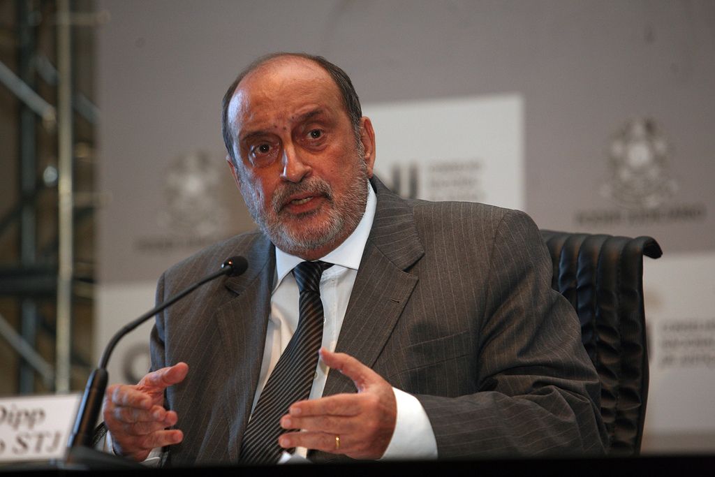 Quem avalia é o jurista Gilson Dipp, ex-ministro do STJ; segundo ele, os poderes Legislativo e Executivo estão enfraquecidos e sem legitimidade, enquanto o Judiciário adquire crescente protagonismo; a política de Estado hoje no país é a defesa pessoal criminal de Michel Temer e, até 2018, o governo será um morto-vivo tentando se defender, na avaliação do ex-ministro; "O que estamos vendo hoje é uma situação de extrema fragilidade institucional, como eu nunca havia visto. Não sou o primeiro a dizer isso. Institucionalmente, a situação hoje é mais grave do que a do período da ditadura militar. Estamos numa enrascada"
