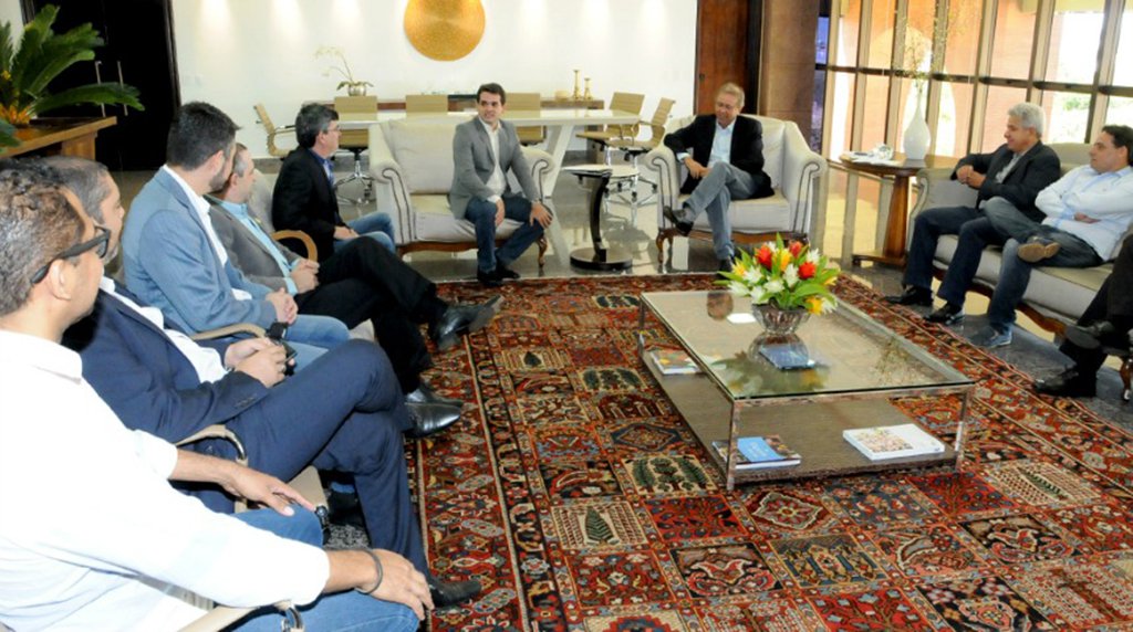 O governador Marcelo Miranda (PMDB) recebeu o presidente da Associação Comercial e Industrial de Palmas (Acipa), Thiago Rosa, e diretores da entidade, no Palácio Araguaia, onde foi debatido ações para fomentar o crescimento, a Feira de Negócios da Capital (Fenepalmas) e sobre os dois empréstimos que o Executivo quer contratar; ambos somam R$ 660 milhões; organizadora Fenepalmas, a Acipa receberá R$ 500 mil de apoio do governo do Estado;  expectativa é movimentar cerca de R$ 50 milhões em volume de negócios