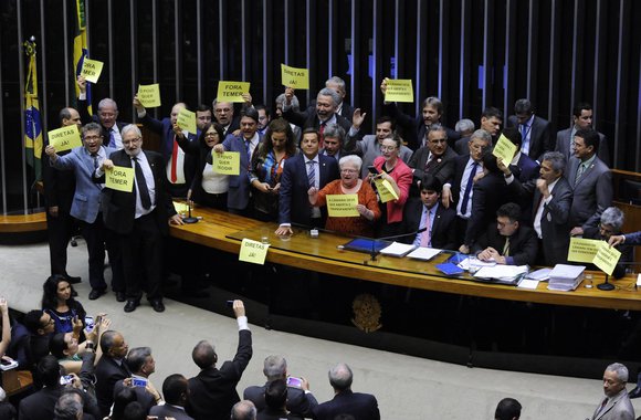 Apenas quatro dos 22 deputados federais cearenses declararam, até o momento, apoio ao presidente Michel Temer na votação da denúncia da Procuradoria-Geral da República (PGR) por corrupção passiva. Nove deputados já se posicionaram contra o presidente e oito ainda estão indecisos