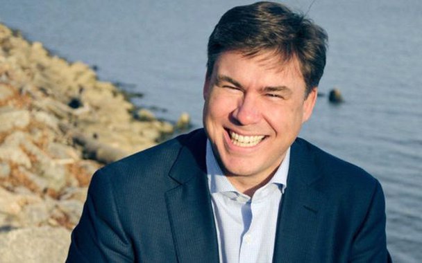 Diretor de comunicações da Casa Branca, Mike Dubke, renunciou ao cargo após semanas de especulações sobre a possibilidade de mudança na estratégia comunicativa do governo, devido aos avanços da  investigação sobre a ingerência russa; nos últimos dias, o presidente Donald Trump estava avaliando a possibilidade de modificar sua equipe de comunicações e muitos esperavam que Spicer fosse demitido; Casa Branca teve dificuldades para explicar a demissão de Comey e deu diferentes versões sobre os fatos