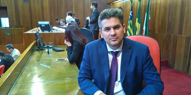 Após o deputado estadual Zé Santana, que reclamou bastante da situação que enfrentou na Secretaria de Estado da Assistência Social e Cidadania (SASC), agora é a vez do deputado estadual Pablo Santos, que ameaça deixar a presidência da Fundação Estadual Piauiense de Serviços Hospitalares (FEPISERH); Se Pablo cumprir o que tem prometido aos mais chegados, Mauro Tapety volta à condição e suplente e deixa a Assembleia, onde é tido como certa, ainda nesta semana, a chegada do suplente Bessar Araújo (PP), filho do ex-deputado federal B. Sá, de Oeiras, que assume o mandato no lugar de Antônio Félix (PSD), que entra de licença para assumir a presidência da Fundalegis