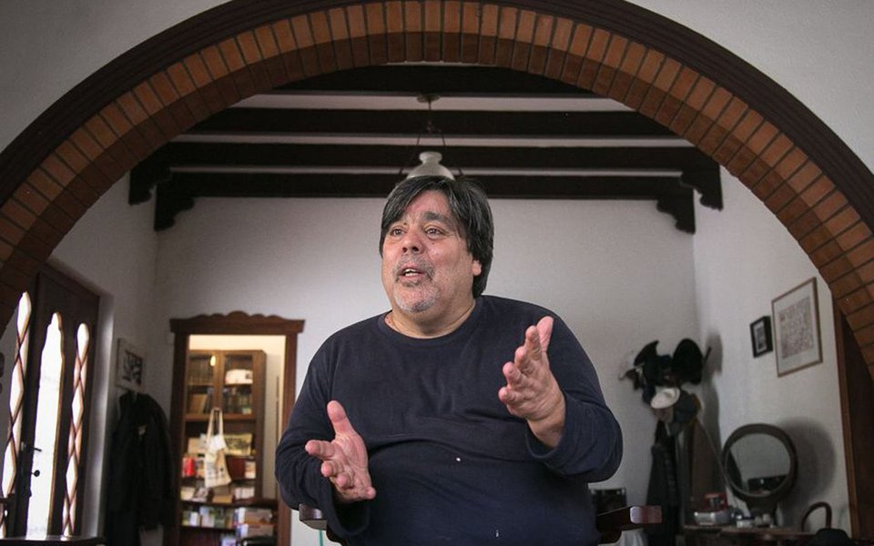 Em “Crônica de uma Morte Anunciada”, Gabriel Garcia Márquez conta a história do assassinato de Santiago Nasar, um crime que todos sabiam que iria acontecer muito antes de ser concretizado; para o defensor público aposentado e ex-coordenador da Comissão Estadual da Verdade, Carlos Frederico Guazzelli, a condenação do ex-presidente Lula pelo juiz federal Sérgio Moro foi assim, a “crônica de uma condenação anunciada”; ele diz que o processo foi “inventado para condenar” Lula; Guazzelli diz que somente o fato de a denúncia do MPF ter sido aceita por Moro já indicaria que o país vive um “regime de exceção”; “Esse é um juiz arbitrário, sobre o qual já se demonstrou a prática de crimes”, diz Guazzelli, referindo-se ao próprio Moro