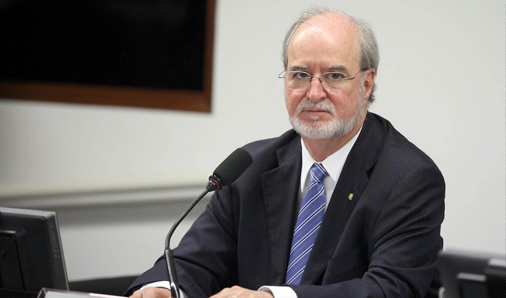 Depois de marcar a data do julgamento do recurso do ex-governador de Minas Gerais Eduardo Azeredo (PSDB) para o dia 8 de agosto, o Tribunal de Justiça (TJ-MG) atendeu a um pedido do desembargador Pedro Vergara, revisor do caso, e remarcou para o dia 22 de agosto; em primeira instância, Azeredo foi condenado a mais de 20 anos de prisão pelos crimes de peculato e lavagem de dinheiro no mensalão do PSDB mineiro