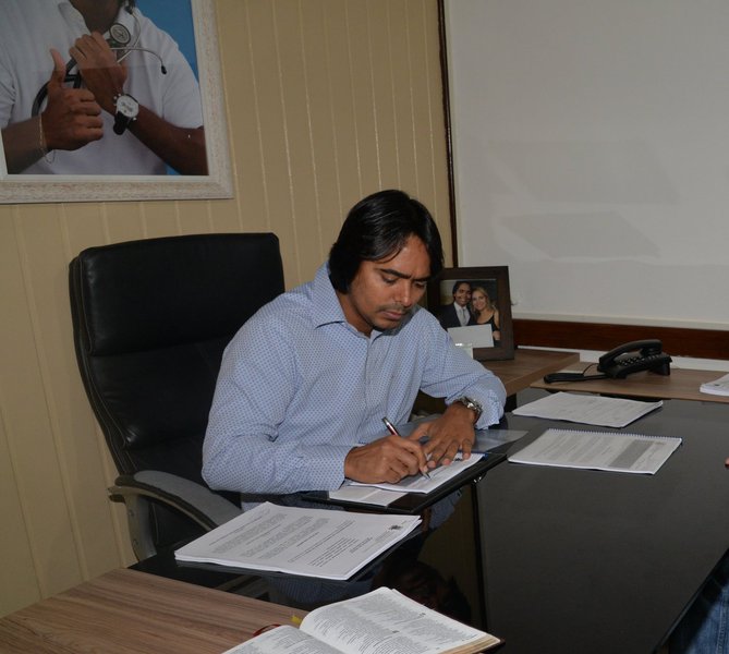 O prefeito de Candeias, Dr. Pitágoras (foto), tem três meses para exonerar os servidores de cargos comissionados que não se enquadram em funções de chefia, direção ou assessoramento; determinação está prevista em acordo assinado entre o Ministério Público e o governo municipal, por meio de um Termo de Ajustamento de Conduta; o promotor de Justiça Millen Castro relatou que mais de 1.500 cargos comissionados foram identificados com irregularidades; as apurações ainda revelam que muitos dos cargos foram criados "por meio de leis municipais sem a observância da exigência constitucional de que os cargos em comissão destinam-se apenas às atribuições de direção, chefia e assessoramento"