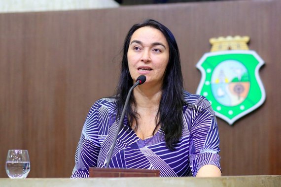 Atendendo ao pedido formulado pelo Ministério Público do Ceará (MP/CE) em ação direta de inconstitucionalidade, o Tribunal de Justiça do Ceará (TJCE) suspendeu cautelarmente os efeitos de uma Emenda Constitucional, de autoria da deputada Dra. Silvana (PMDB), que impedia o poder público de fiscalizar templos religiosos no Estado. Hoje, na Assembleia Legislativa, a deputada criticou a decisão do Ministério Público de recorrer contra a lei. O relator da ação, desembargador Fernando Luiz Ximenes Rocha, entendeu que o impedimento é contrário aos “princípios da isonomia, da defesa e proteção do direito fundamental ao meio ambiente equilibrado e do combate à poluição”