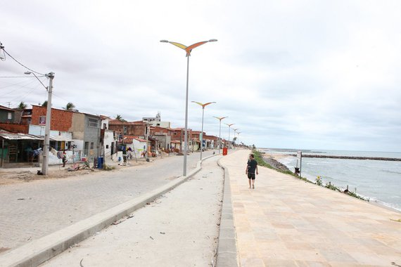 Neste sábado (03/06), em solenidade marcada para as 10h, o prefeito Roberto Cláudio assina a cessão de área para concluir o processo de regularização fundiária nos bairros Pirambu e Cristo Redentor. O termo de cessão da área vai viabilizar as matrículas dos imóveis junto ao cartório. A medida contempla uma demanda antiga de famílias que residem na área há mais de 40 anos. As famílias que serão contempladas possuem renda mínima mensal até dois salários mínimos.