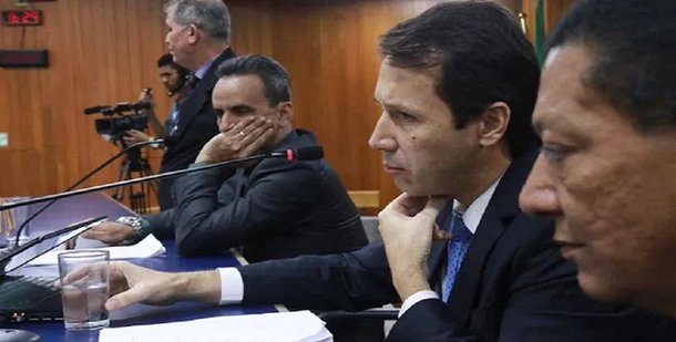 O promotor Eduardo Abdon Moura apresentou parecer técnico à Justiça pedindo a cassação da mesa diretora e de todas as comissões permanentes da Câmara Municipal de Goiânia, bem como a realização de novas eleições; as acusações se baseiam em possível interferência de representantes do setor imobiliário da capital e de Wladimir Garcêz, preso na Operação Monte Carlo por supostamente ser operador do contraventor Carlinhos Cachoeira, na escolha da chapa vencedora; o presidente da Câmara, Andrey Azeredo (PMDB) nega as acusações