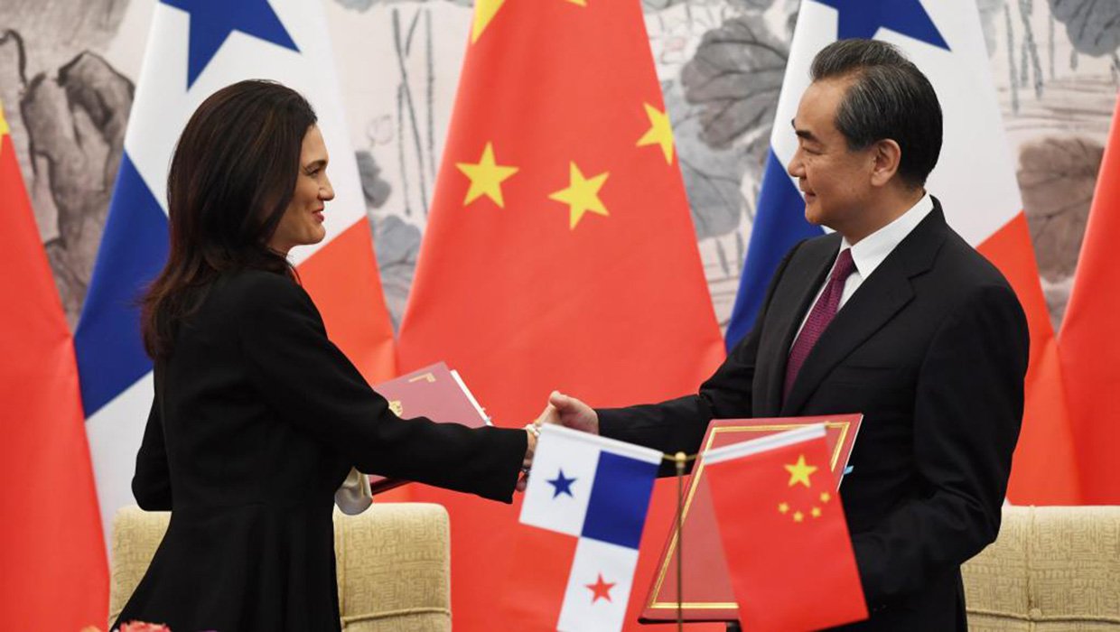 Panamá rompeu relações diplomáticas com Taiwan e estabeleceu uma ligação oficial com a China, que a partir de agora reconheceu como um só país, informaram os dois governos em um comunicado conjunto; medida provocou irritação em Taiwan e pode aumentar a tensão entre Taipé e Pequim, que considera a ilha como uma província rebelde