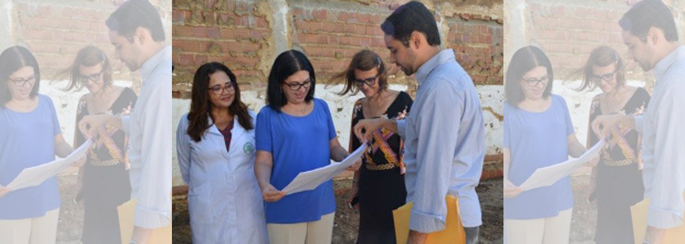 Seis meses após o prazo previsto para a entrega, a Casa da Gestante, do Bebê e da Puérpera ainda não saiu do papel; iniciado em 2015, o alicerce da obra sequer chegou a ser levantado por conta de problemas estruturais; o prédio funcionará ao lado da Maternidade Escola Santa Mônica, no bairro do Poço, em Maceió, e vai dar suporte às gestantes; de acordo com a reitora da Universidade Estadual de Ciências da Saúde de Alagoas (Uncisal), Rozângela Wyszomirska, a obra - que tem R$ 900 mil garantidos pelo Ministério da Saúde (MS) e governo de Alagoas - deverá ser retomada em um prazo de dois meses