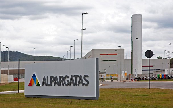 J&amp;F Investimentos encerrou as conversas para a venda de sua participação majoritária na Alpargatas para o grupo formado por Cambuhy Investimentos e Itaúsa Investimentos por conta de diferenças em relação ao preço; Cambuhy e Itaúsa haviam oferecido entre R$ 3,3 bilhões e R$ 3,5 bilhões pela Alpargatas.