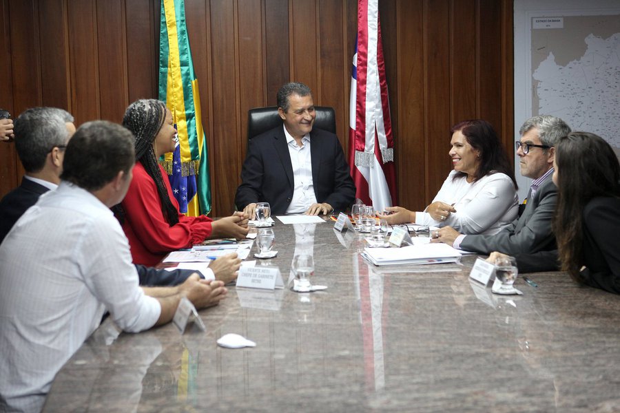 A paratleta baiana de natação Mônica Veloso tem feito história nas mais disputadas piscinas do Brasil e do mundo; recebida pelo governador Rui Costa, ela teve reforçada a garantia do apoio do Estado, por meio da Secretaria do Trabalho, Emprego, Renda e Esporte (Setre); "Sua história é uma lição de vida para muitas pessoas. Você representou de maneira fantástica a Bahia. Parabéns pela conquista. Vamos continuar te apoiando no esporte", afirmou Rui à paratleta