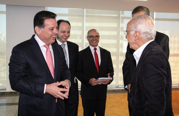 Fundador e membro do Conselho da Falconi Consultores de Resultado, Vicente Falconi, considerado um dos maiores especialistas do País em gestão, afirmou, em Goiânia, que as mudanças feitas pelo governo do Estado são “brilhantes” e comprovam que é possível melhorar a administração pública; “Nossa experiência na Falconi mostra que as melhores escolas são aquelas que têm os melhores diretores, não importa que elas sejam públicas ou particulares. Temos ótimas escolas públicas, melhores que as particulares, porque elas têm ótimos diretores”, disse; o analista comanda uma empresa que tem mais de 700 consultores atuando no Brasil e no exterior