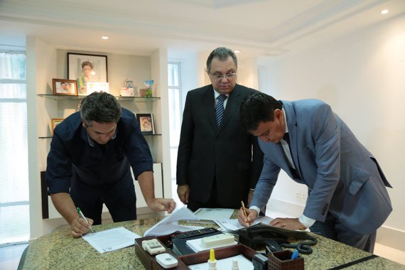O governador Wellington Dias assinou o contrato que transfere para a Fundação de Serviços Hospitalares, a administração de seis unidades de saúde situadas na capital e interior do Piauí; o Hospital Getúlio Vargas, Hospital Infantil Lucídio Portela, Hospital de Doenças Tropicais Natan Portela, além dos hospitais de Picos, Piripiri e São Raimundo Nonato, foram os escolhidos para iniciar essa mudança no atual modelo, permitindo à Secretaria de Estado da Saúde (Sesapi), uma dedicação maior à aplicação de políticas públicas de saúde