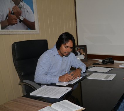 O prefeito de Candeias, Dr. Pitágoras (foto), tem três meses para exonerar os servidores de cargos comissionados que não se enquadram em funções de chefia, direção ou assessoramento; determinação está prevista em acordo assinado entre o Ministério Público e o governo municipal, por meio de um Termo de Ajustamento de Conduta; o promotor de Justiça Millen Castro relatou que mais de 1.500 cargos comissionados foram identificados com irregularidades; as apurações ainda revelam que muitos dos cargos foram criados "por meio de leis municipais sem a observância da exigência constitucional de que os cargos em comissão destinam-se apenas às atribuições de direção, chefia e assessoramento"