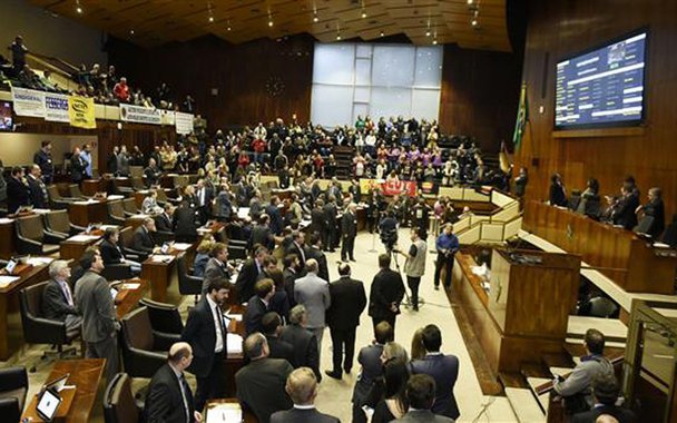 A bancada do governo José Ivo Sartori (PMDB) retirou o quórum na Assembleia Legislativa do Rio Grande do Sul, para evitar a votação da PEC que altera a redação do artigo 37 da Constituição Estadual, substituindo a noção de tempo de serviço pela de tempo de contribuição para efeito de aposentadoria; a votação da mesma PEC já fora interrompida no dia 13 de junho pela mesma razão; sem a garantia de votos para aprová-la, a bancada governista preferiu tirar o quórum da sessão