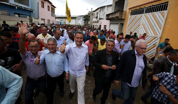 O governador Rui Costa (PT) assinou, na cidade de Iguaí, no médio sudoeste baiano, a ordem de serviço que autoriza o início das obras de recuperação da BA-262, no trecho entre o município e as cidades de Poções e Nova Canaã; os 57,60 km de rodovia que serão recuperados  vão custar mais de R$ 27 milhões; o governador também entregou duas ambulâncias, uma para Iguaí e a outra para Nova Canaã, e inaugurou a Academia de Saúde